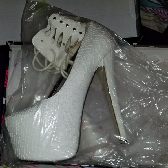 NWT Eye Candie stilettos - Picture 2 of 3